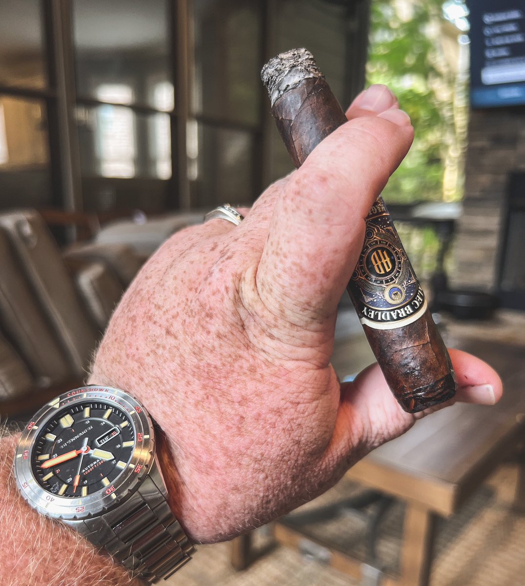 stogiedad's tweet photo. Just got home so headed to the porch with a #cigarโฆone of my favorite @alecbradley today, the #MagicToast. Pretty damn magical #smokeโฆ#nowsmoking #CigarLife #watchoftheday ๐ช ๐ฆ ๐จ๐ https://t.co/7PsSrNZIRS