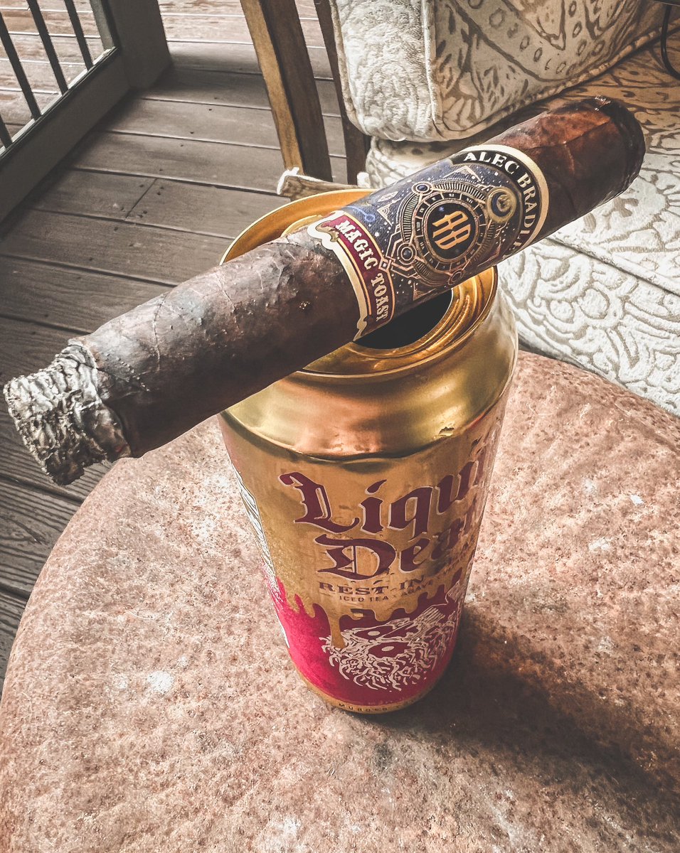 stogiedad's tweet photo. Just got home so headed to the porch with a #cigarโฆone of my favorite @alecbradley today, the #MagicToast. Pretty damn magical #smokeโฆ#nowsmoking #CigarLife #watchoftheday ๐ช ๐ฆ ๐จ๐ https://t.co/7PsSrNZIRS