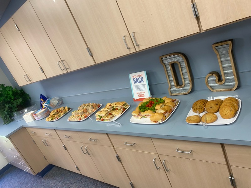 JeterElem's tweet photo. Don Jeter can't be more excited to partner with the new @HEB at Manvel Town Center.  Today they brought lunch for the staff as a way to introduce themselves.  Who doesn't love HEB? - it's a Texas original.  Thank you @HEB for seeking this partnership #Allinalvinisd #JeterJaguars https://t.co/msFZ6NJnHh