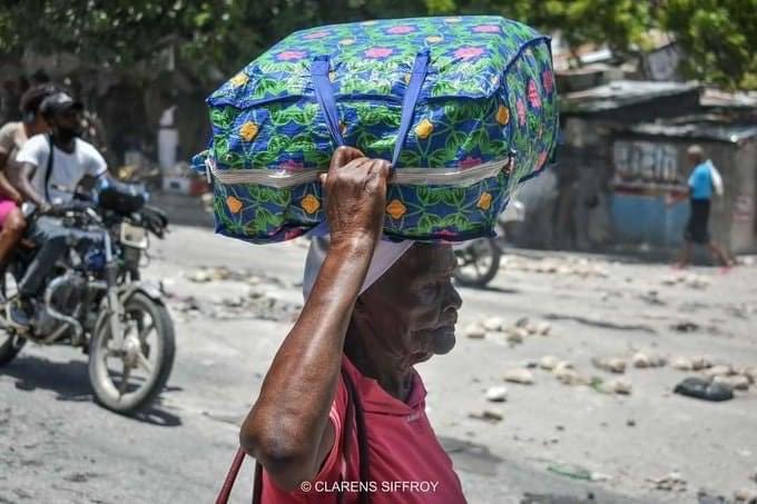 josephlunieOFF's tweet photo. A Carrefour-Feuille, les habitants continuent de fuir leur domicile sous la pression des gangs  armés. @josephlunieOFF 
📷 : Clarens Siffroy https://t.co/gVFFMASgbB