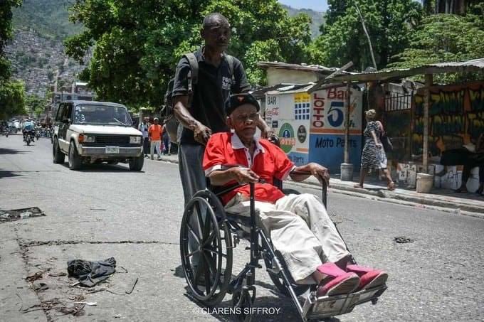 josephlunieOFF's tweet photo. A Carrefour-Feuille, les habitants continuent de fuir leur domicile sous la pression des gangs  armés. @josephlunieOFF 
📷 : Clarens Siffroy https://t.co/gVFFMASgbB
