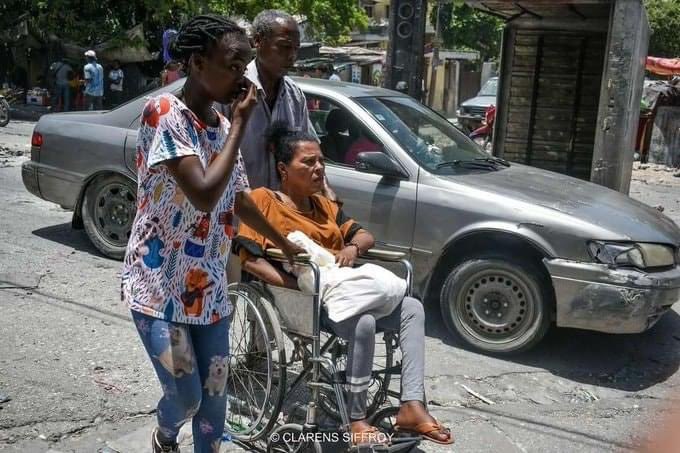 josephlunieOFF's tweet photo. A Carrefour-Feuille, les habitants continuent de fuir leur domicile sous la pression des gangs  armés. @josephlunieOFF 
📷 : Clarens Siffroy https://t.co/gVFFMASgbB