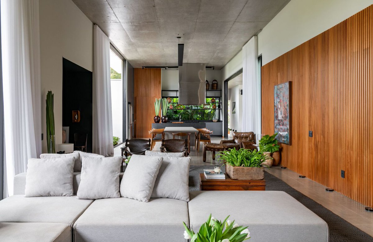 بجمال التجربة لا اتساع المساحات ,,,

المسبح لوحة فنية تتلذذ بها العين
والواجهة رواية تُختم بصالة المعيشة
وطاولة الطعام فصل ارتبط بفناء داخلي

استثمر في التصميم لتجعل منزلك رواية تتلذذ بها في كل لحظة ,,,