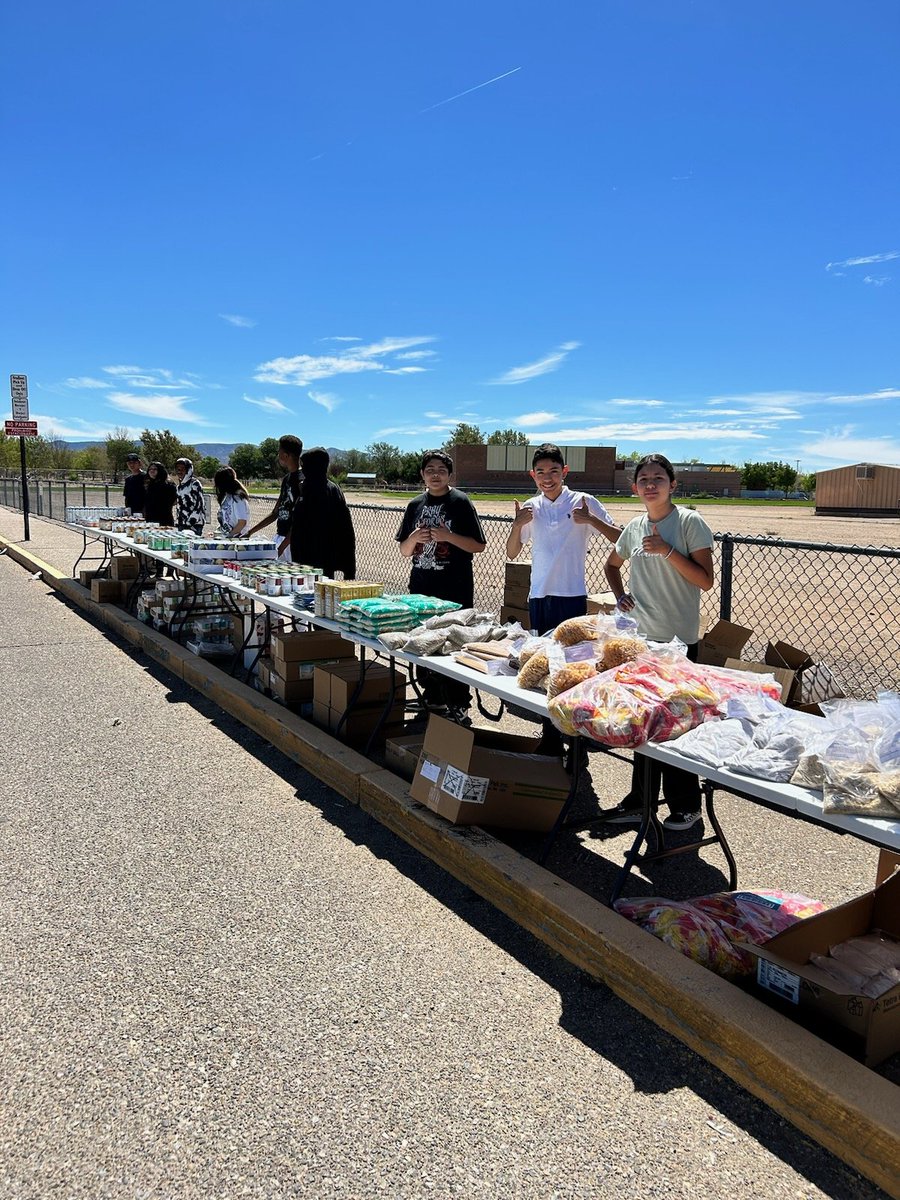 VBMS students helping out with the Roadrunner Food Bank. Go Falcons!