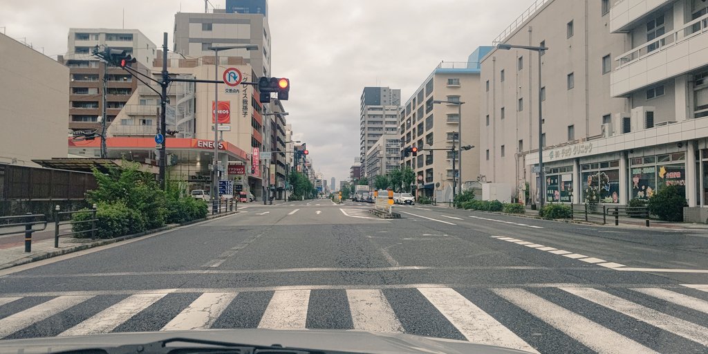junyahamaguchi's tweet photo. これいつも思うけど、手前の信号停止線はあって奥の停止線ない場合、黄色から赤になるタイミングで完全に赤信号で走り抜けるタイミングになりいつもヒヤヒヤしてるんですが。 https://t.co/UkiOHWDjo8