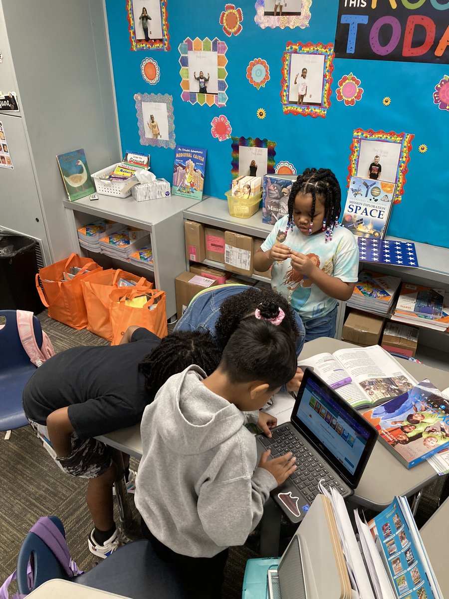 IC_MrsGriffith's tweet photo. Lots of collaboration in Mrs. Brooks’ class as they prepare to justify why their famous historical figure is the best citizen.  #ic2324 https://t.co/nnriJlcCAO