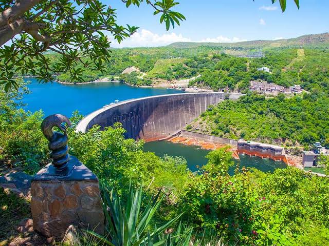 AfricaFactsZone's tweet photo. Zimbabwe and Zambia are among the best countries to visit for tourism in Africa.

The countries share these tourist attractions namely Victoria Falls (Mosi-oa-Tunya) which includes the Devil's Pool, Kariba Dam, Victoria Falls National Park. https://t.co/d8lF24xken