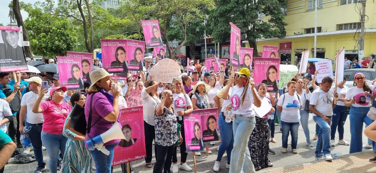 <a href="/MujerVeeduria/">Veeduría Mujer Género</a> <a href="/ExtraNoticiasCo/">VÍCTOR LÓPEZ AROCA</a> <a href="/FiscaliaCol/">Fiscalía Colombia</a> <a href="/PGN_COL/">Procuraduría General de la Nación</a> <a href="/jorgecura1070/">Jorge Cura Amar</a> <a href="/CaracolBquilla/">Caracol Barranquilla</a> <a href="/bloquefeministx/">Bloque Feminista</a> <a href="/auraameliaparej/">Aura Amelia Pareja</a> <a href="/VolcanicasRev/">Volcánicas Periodismo Feminista</a> <a href="/ViceColombia/">Vicepresidencia Colombia</a> <a href="/PerBarranquilla/">Personería B/quilla</a> <a href="/JoseGranadosF/">José Granados Fdz.</a> Familiares, amigas,movimientos sociales exigiendo justicia por MARIA DEL CARMEN CARDENAS.