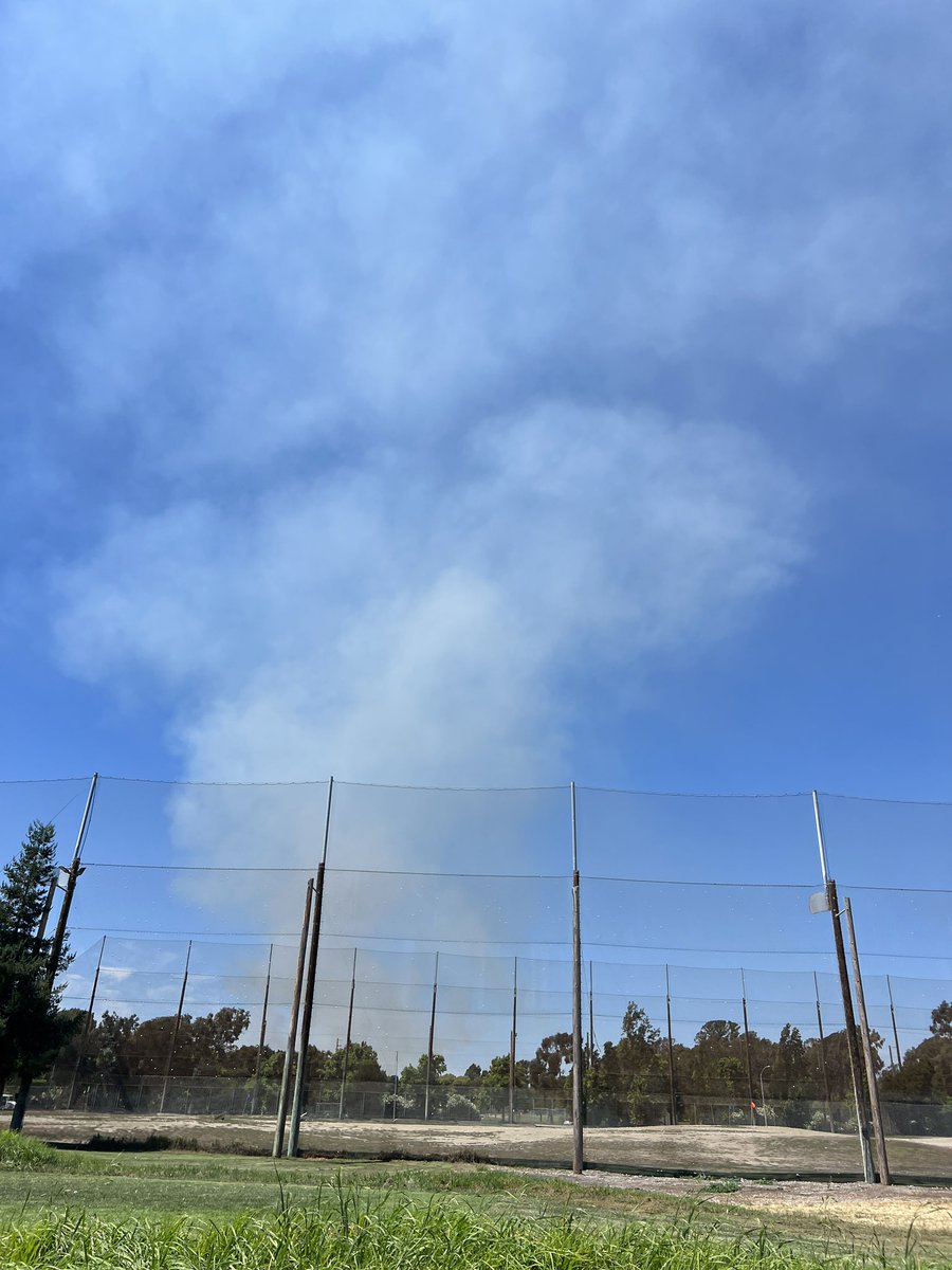 AlamedaCoFire's tweet image. San Leandro companies are responding to a 3 acre Vegetation Fire at Oyster Bay. You will see smoke. Forward Progress stopped. #engine10 #oystercommand @EBRPD