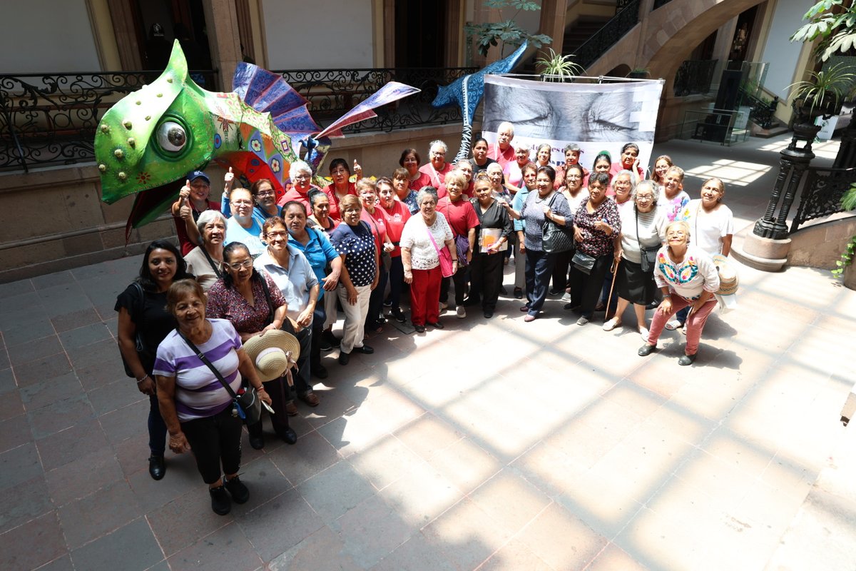 DIFMunicipalSLP's tweet photo. Una mañana cultural tuvieron los miembros de nuestros clubs de Adultos Mayores, quienes participaron en un recorrido guiado por el Museo Nacional de la Máscara, esto como parte de los festejos por el Mes del Adulto Mayor.

#PoSÍble #DíadelAdultoMayor #DIFSLP https://t.co/Pozo6SHKbz