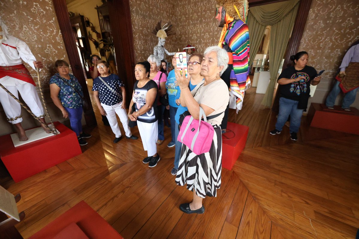 DIFMunicipalSLP's tweet photo. Una mañana cultural tuvieron los miembros de nuestros clubs de Adultos Mayores, quienes participaron en un recorrido guiado por el Museo Nacional de la Máscara, esto como parte de los festejos por el Mes del Adulto Mayor.

#PoSÍble #DíadelAdultoMayor #DIFSLP https://t.co/Pozo6SHKbz