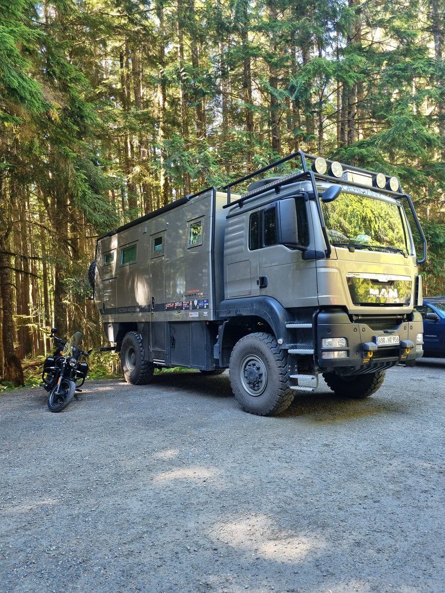 The guy that owns this beast is in his late 20s and is traveling up/down the west coast to #surf. These luxuious off-road vehicles cost more than $1 million

#surfing #vancouverisland #luxuryoffroad #adventureinstyle #offroaddreams #4X4