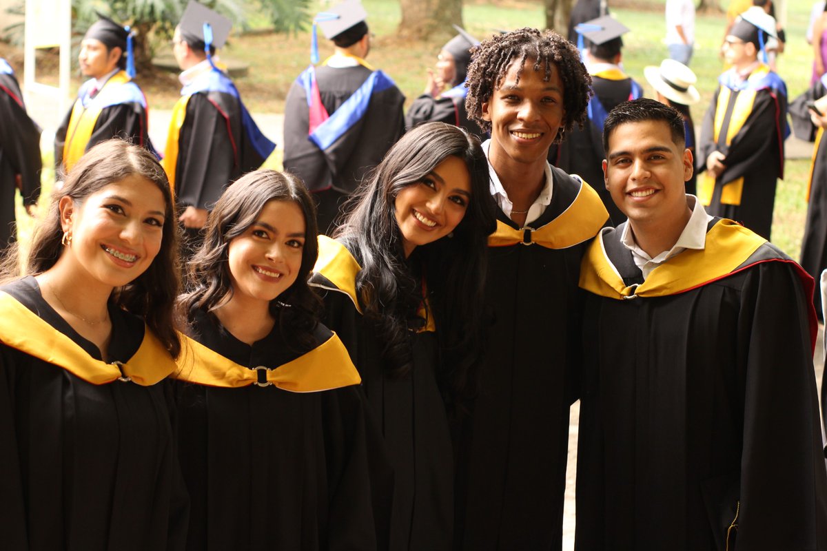 PradaRachell's tweet photo. A veces se me olvida que tengo Twitter pero ajá. Hace un mes me gradué como economista en @UnivalleCol !!!!!

Algunas foticos de ese día tan maravilloso:

#univalle #economia #grado #prom23 #graduated https://t.co/XwBgWjzMEF