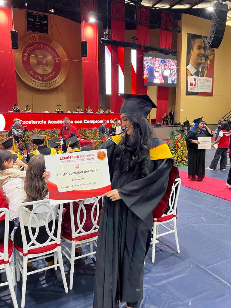 PradaRachell's tweet photo. A veces se me olvida que tengo Twitter pero ajá. Hace un mes me gradué como economista en @UnivalleCol !!!!!

Algunas foticos de ese día tan maravilloso:

#univalle #economia #grado #prom23 #graduated https://t.co/XwBgWjzMEF