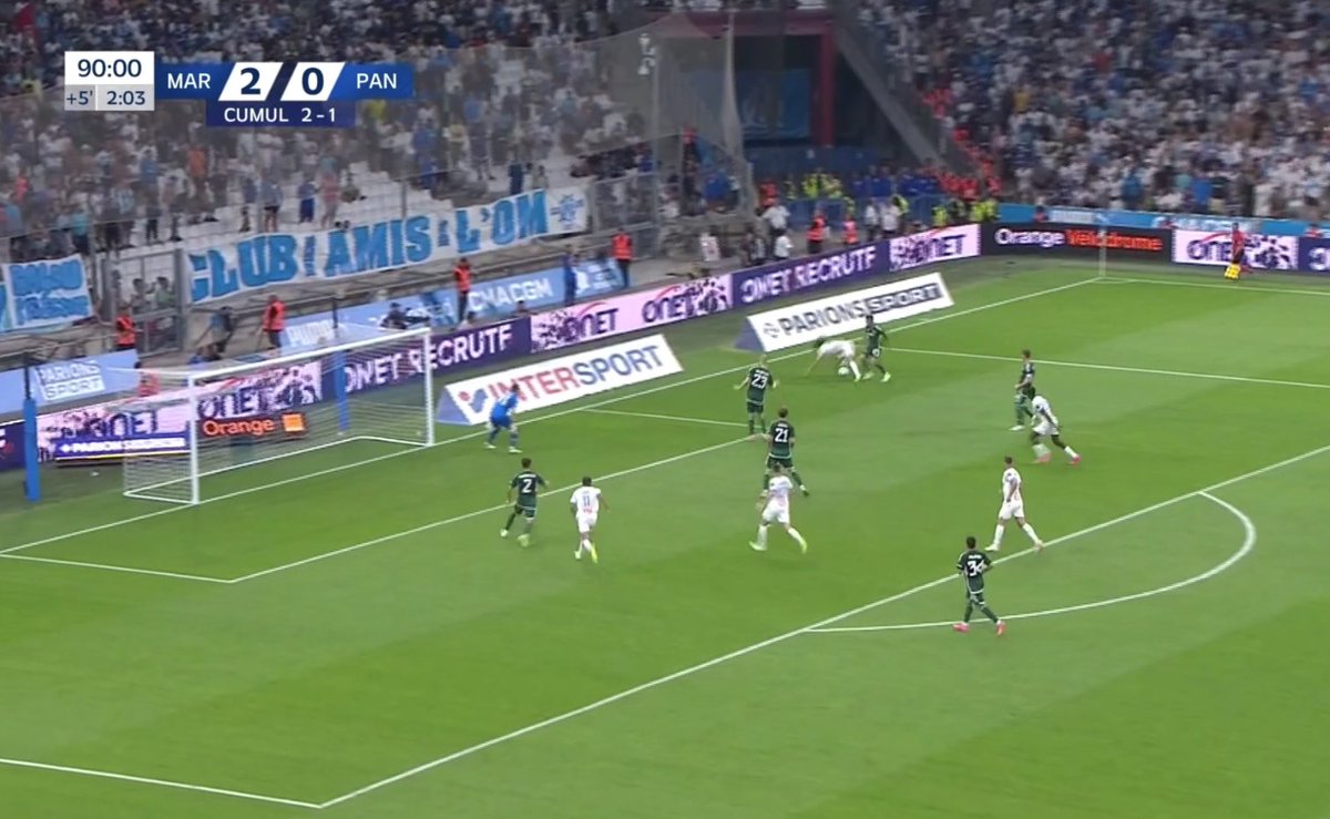 WilooFootball's tweet photo. Le tournant du match, Michael Oliver a du sang sur les mains https://t.co/1xlBtd9RDo
