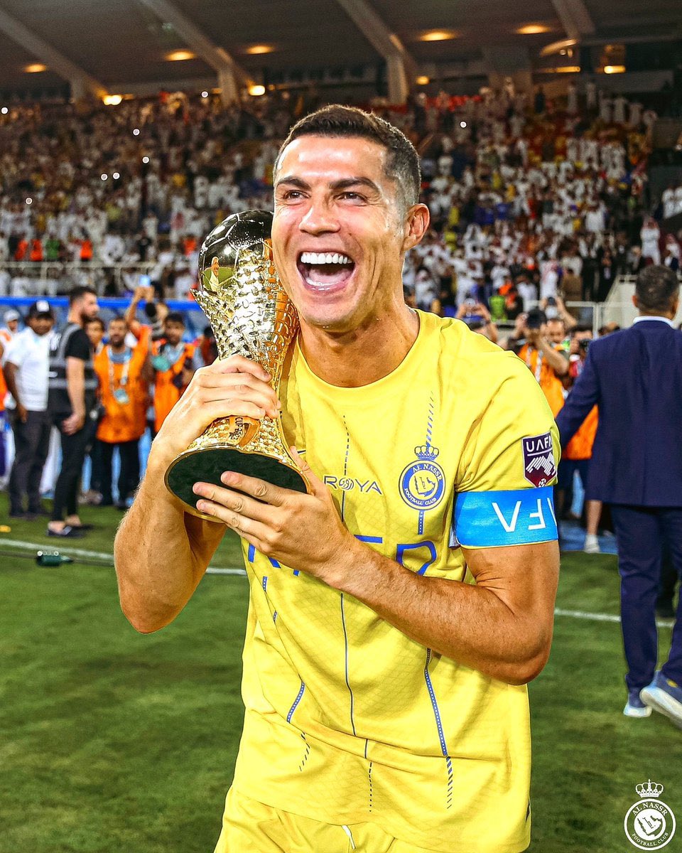 يـبـنـون فريقاً من اجل ايقاف رجلاً عن فـريـق .