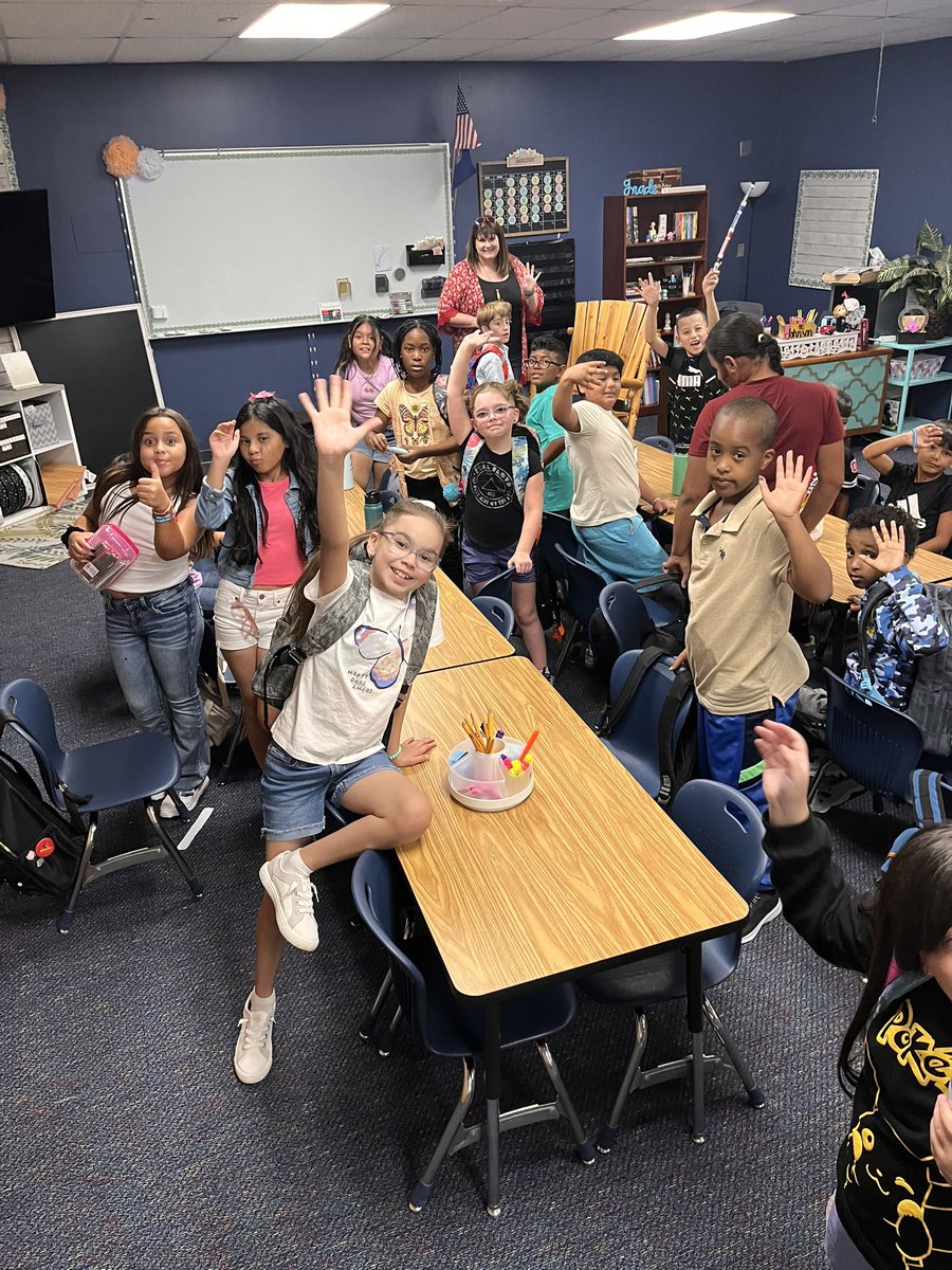 457DeLoach's tweet photo. Nothing beats the energy and excitement of the first day of school! @GWdolphins Striving to be the top elementary school in Garden City. @USD457 https://t.co/fatL6qR4Gl