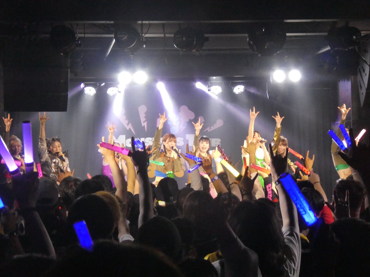 kometsubu0203's tweet photo. 今日は待ちに待ったツアーファイナル!
ミユキ復活後の初めてのライブだし、モモチは無事にフォロワー1万人突破したし、本当に楽しみ過ぎる(*^^*)
端っこの方から全力で楽しみたいと思います!
今日参加される方々、一緒に楽しみましょう!!!
#豆柴の大群
#MONSTERTOUR https://t.co/fMPPjrg3TR
