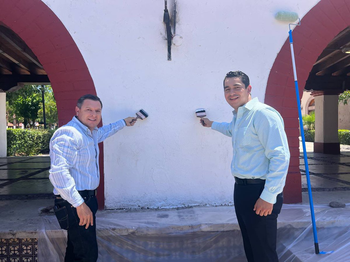OrtezGuerrero's tweet photo. Dimos inicio junto a @gradillasrob al programa #RutasMágicasdelColor el cual vendrá a mejorar la imagen del centro histórico de nuestro #PuebloMagico  
Gracias por su visita y siempre apoyo Secretario https://t.co/NqNcclHY39