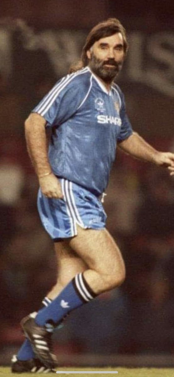 ImagesGgmu's tweet photo. George best in testimonial . Not sure who's ? 🇾🇪❤️ https://t.co/Ekqeqvjiv3