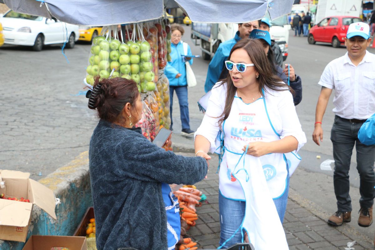 LedyZunigaRC's tweet photo. Continuamos caminando junto a nuestras vecinos. 

📍Ahora en el #ComitédelPueblo nos contagiamos de la alegría de las emprendedoras que cuentan los días para #ElResurgirDeLaPatria, para volver a vivir con seguridad y bienestar🇪🇨 
#LuisaPresidenta
#LEDImosSeguridad https://t.co/zEBGcsNreZ