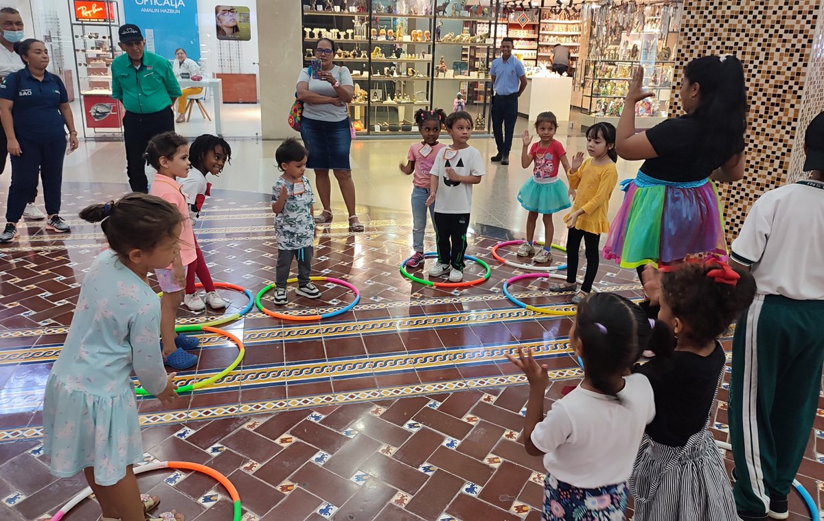PatryVargas07's tweet photo. #AEstaHora se vive y se siente la alegría de la #SemanaDeLaPrimeraInfancia 👦🏻👧🏽💙💜🩷

Las niñas y los niños del Centro de Desarrollo Infantil Centro Mai, viven una jornada de baile, aer��bicos y diversión, en el @PortaldelPrado 🌈 Gracias por permitirnos este espacio

#TodosSomos https://t.co/3R9eYV6Ts6
