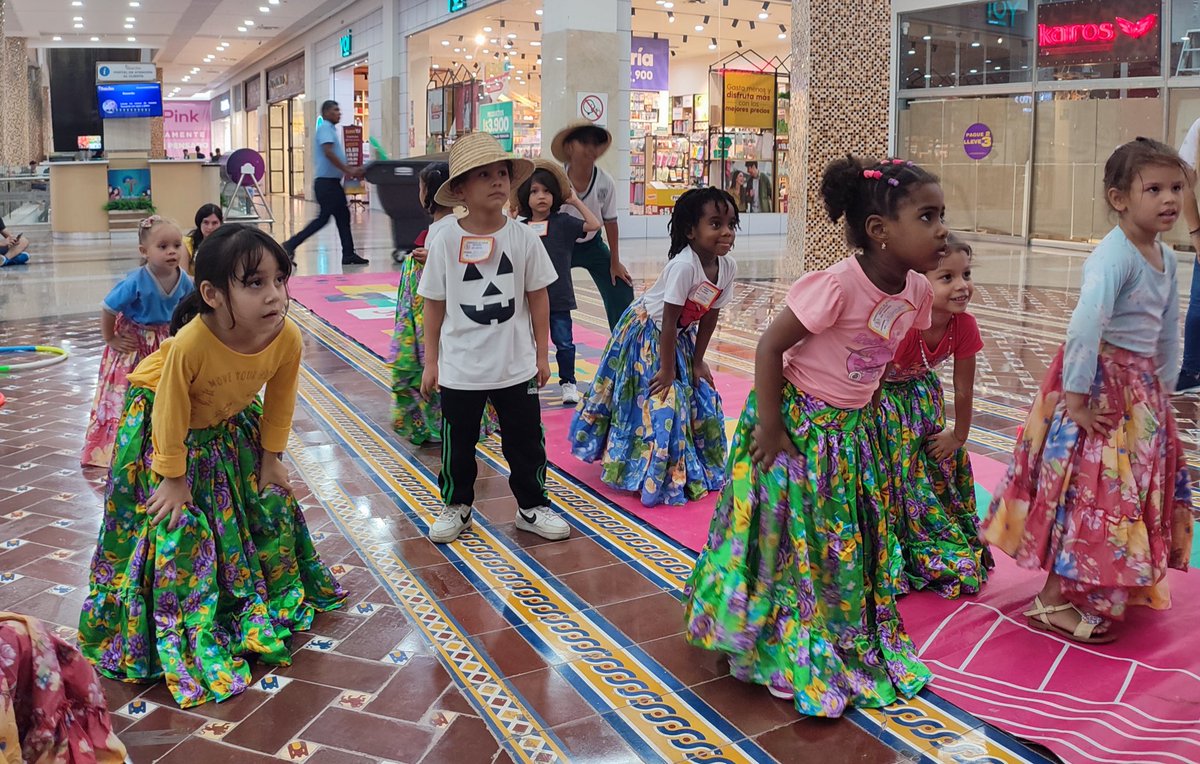 PatryVargas07's tweet photo. #AEstaHora se vive y se siente la alegría de la #SemanaDeLaPrimeraInfancia 👦🏻👧🏽💙💜🩷

Las niñas y los niños del Centro de Desarrollo Infantil Centro Mai, viven una jornada de baile, aer��bicos y diversión, en el @PortaldelPrado 🌈 Gracias por permitirnos este espacio

#TodosSomos https://t.co/3R9eYV6Ts6