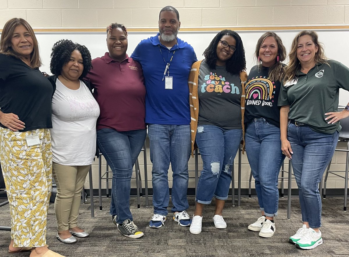 angie_yurch's tweet photo. These @CampbellGators Lit Chicks &amp; a Dude are on 🔥! Seeing these teacher’s dedication in action today was so inspiring! #focusongreatness @RashadBolt @CathyKLitzinger @CFISD6ELAR @CMohning https://t.co/DkMdpfdonu