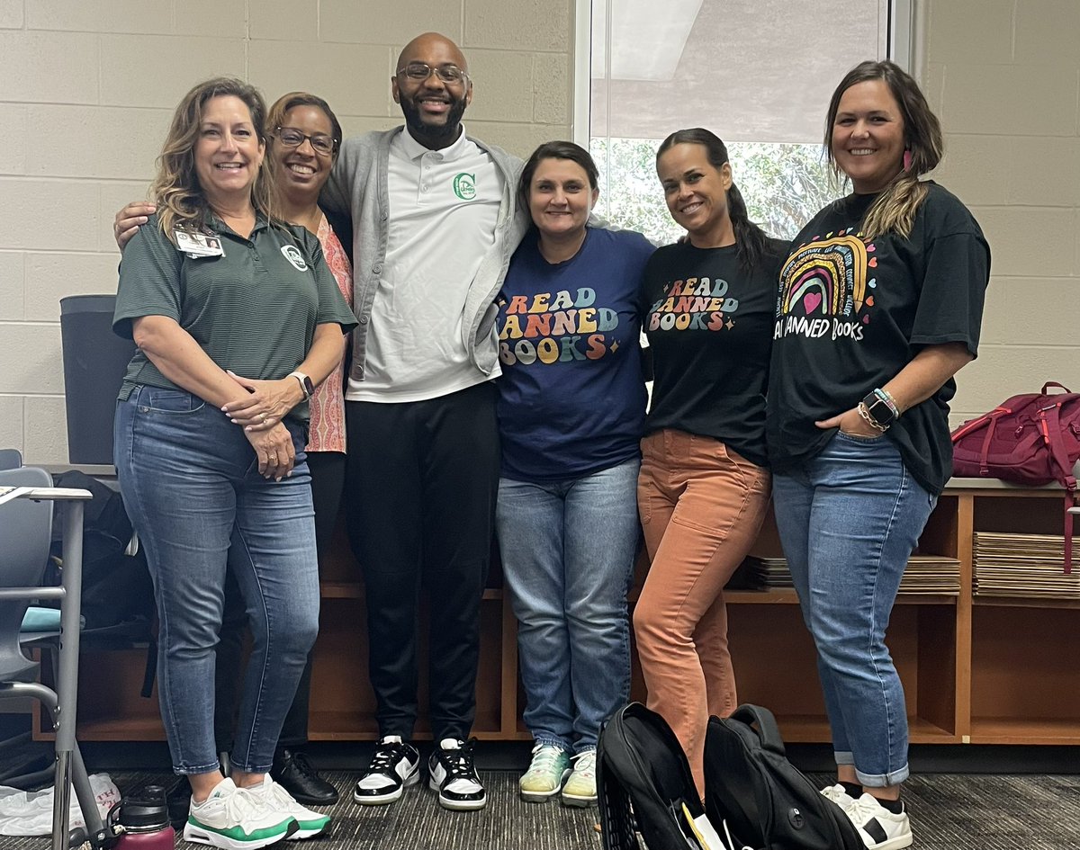 angie_yurch's tweet photo. These @CampbellGators Lit Chicks &amp; a Dude are on 🔥! Seeing these teacher’s dedication in action today was so inspiring! #focusongreatness @RashadBolt @CathyKLitzinger @CFISD6ELAR @CMohning https://t.co/DkMdpfdonu