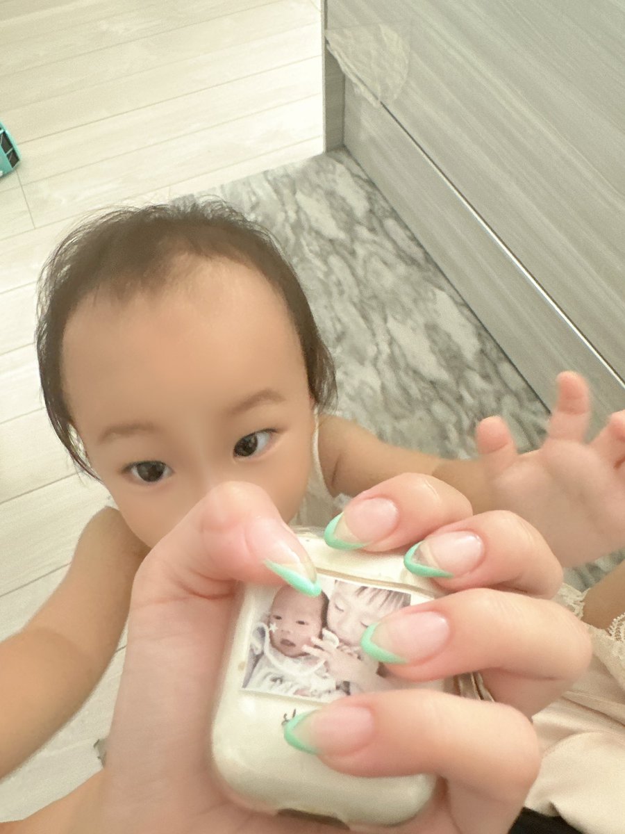 unix522's tweet photo. 2:30に起きて、2回次男の夜泣き対応しながら何とかネイルチェンジ💅★* https://t.co/j2hAhO1niq