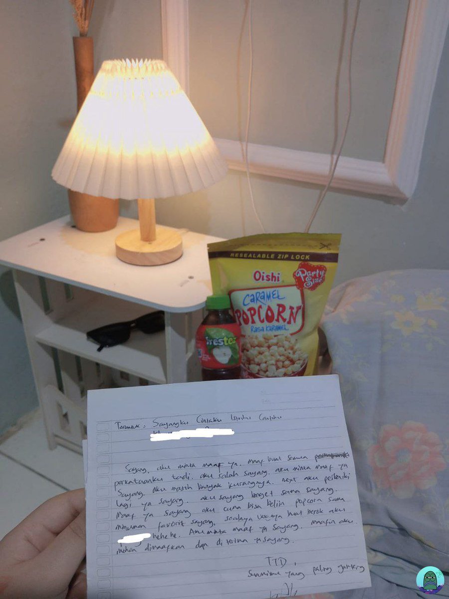 💚 td malem berantem, terus dia tiba2 keluar rumah. aku kira dia mau cari waktu buat sendiri makanya pas sender lg masak sender biarin dia pergi eh ternyata pulang pulang bawa ini terus sender jg mewek 😭😭