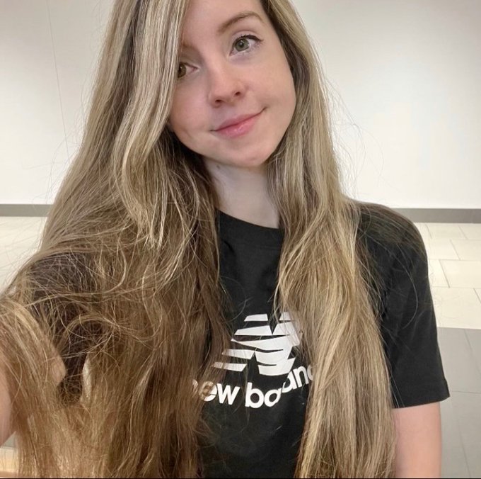 Watch Chloè 🌷🐝's leaked NSFW photo on TwXstars