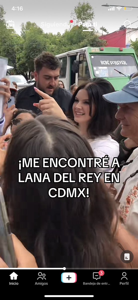 Weyyy, se ve bien icónica Lana del Rey con ese microbús de fondo.
