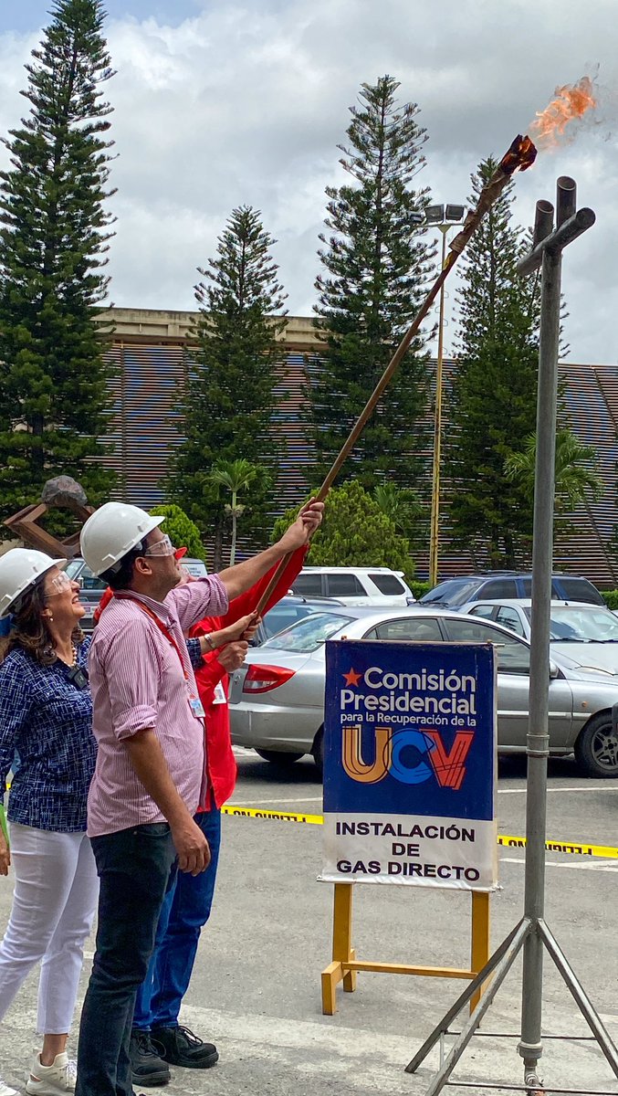 MVzlaBella's tweet photo. 🔴Junto al Vicepresidente de #PDVSAGAS Luis González Núñez y el Decano de la Facultad de Farmacia de la #UCV Carlos Ciangherottí, se realizó encendido de quemador (mechurrio), para puesta en servicio de la línea interna.
¡Gas directo para la UCV! 🔥
#InnovarParaCrecer https://t.co/vM9rU5gPG9