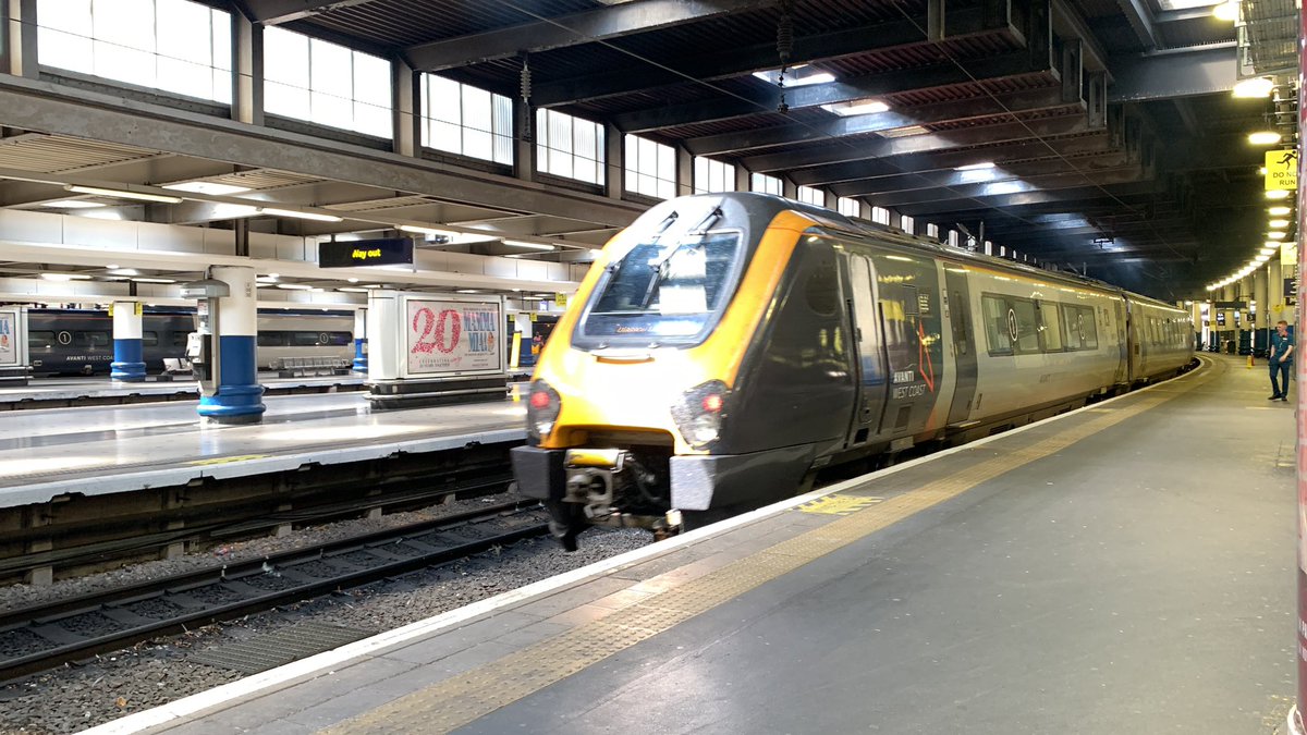 LudwigTails's tweet image. After lunch I decided to go the platform early so I can spot my train coming into the station. But it was occupied by @AvantiWestCoast #class221 118 and I took the chance to spot it leaving to Glasgow Central.

#avanti #avantiwestcoast #voyager