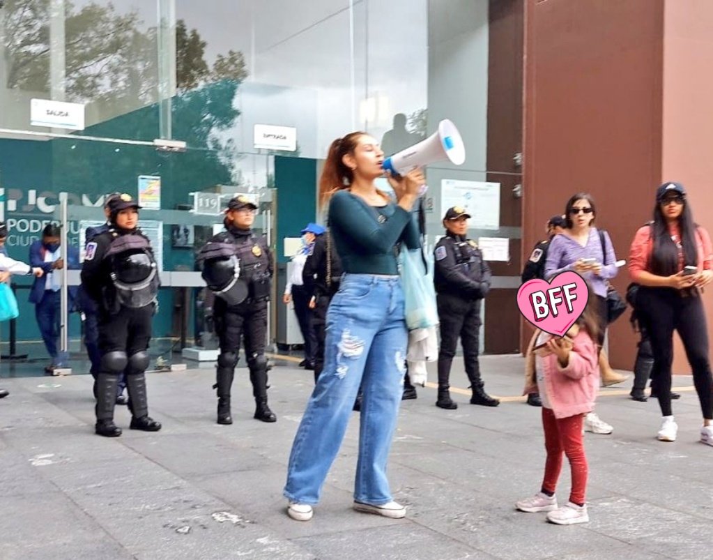 Las mamás luchamos juntas. Hoy en el Poder Judicial le dijimos al Magistrado <a href="/MagRafaelGuerra/">Rafael Guerra Álvarez</a>   que los juzgados son un OBSTÁCULO para el acceso a la #Justicia de las #mujeres. Jueces corruptos, patriarcales y que pactan con agresores. #JusticiaParaKimberly y su hijo