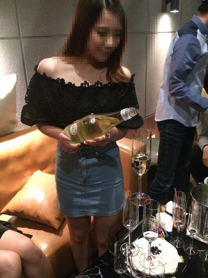 變裝後的晚上
終於可以跟大家碰面啦

請問這樣酒倒的姿勢還行嗎? https://t.co/xMZnKK7671