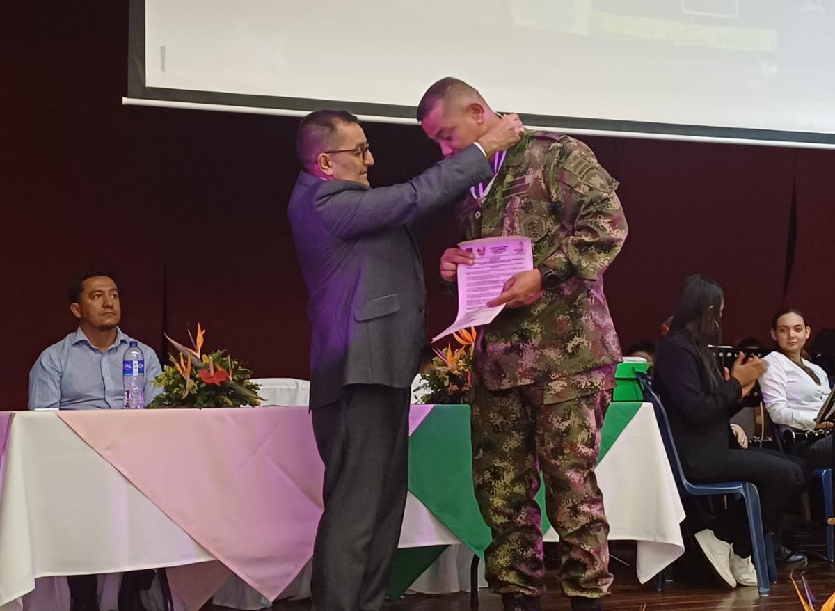 Ingenieros_EJC's tweet photo. La alcaldía Municipal de Tebaida #Quindío realizó un reconocimiento al trabajo y dedicación de los soldados del Batallón de Ingenieros de Combate N.°8 , quien en cabeza del señor Tc. David Ramírez velan por la seguridad, progreso y bienestar del departamento.
#PatriaHonorLealtad https://t.co/hQWaXWmZO3
