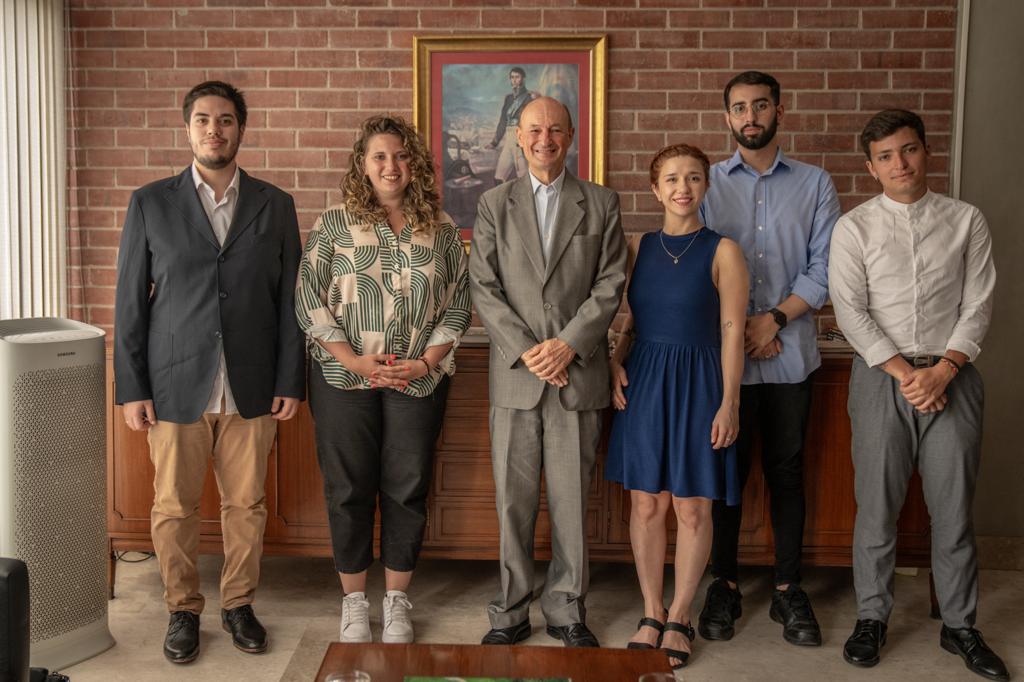 Youth20Arg's tweet photo. 🤝Previo a la Cumbre del Youth20, nos reunimos con el Embajador argentino en la India, Emb. Hugo Gobbi, quien nos recibió en New Delhi. https://t.co/RcRxXRdlSG