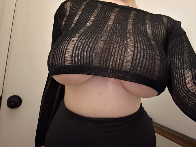 I got a new top today, do you like it? 🥰💕 https://t.co/z1xtubf6Y0