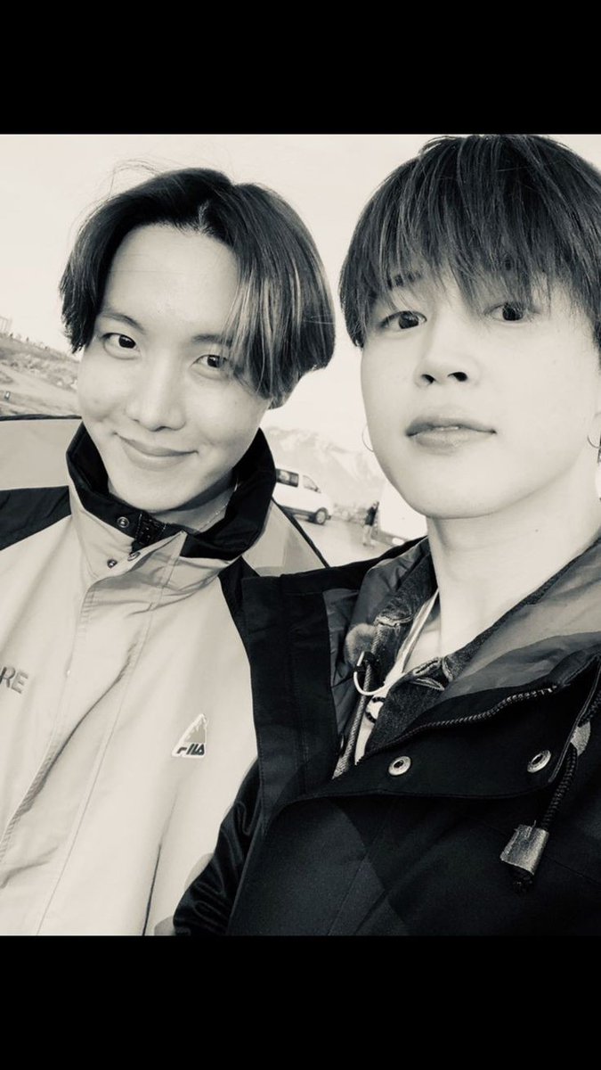 dark_strigoi's tweet image. Сегодня во сне видела Чимина и Хосочка 🥺 Они приезжали в мой город и поселились в гостинице рядом с моим домом. Мы близко не общались, но они улыбались при виде меня 🥹
Вот такими я их запомнила 
#HOSEOK #JIMIN  💔 #сон