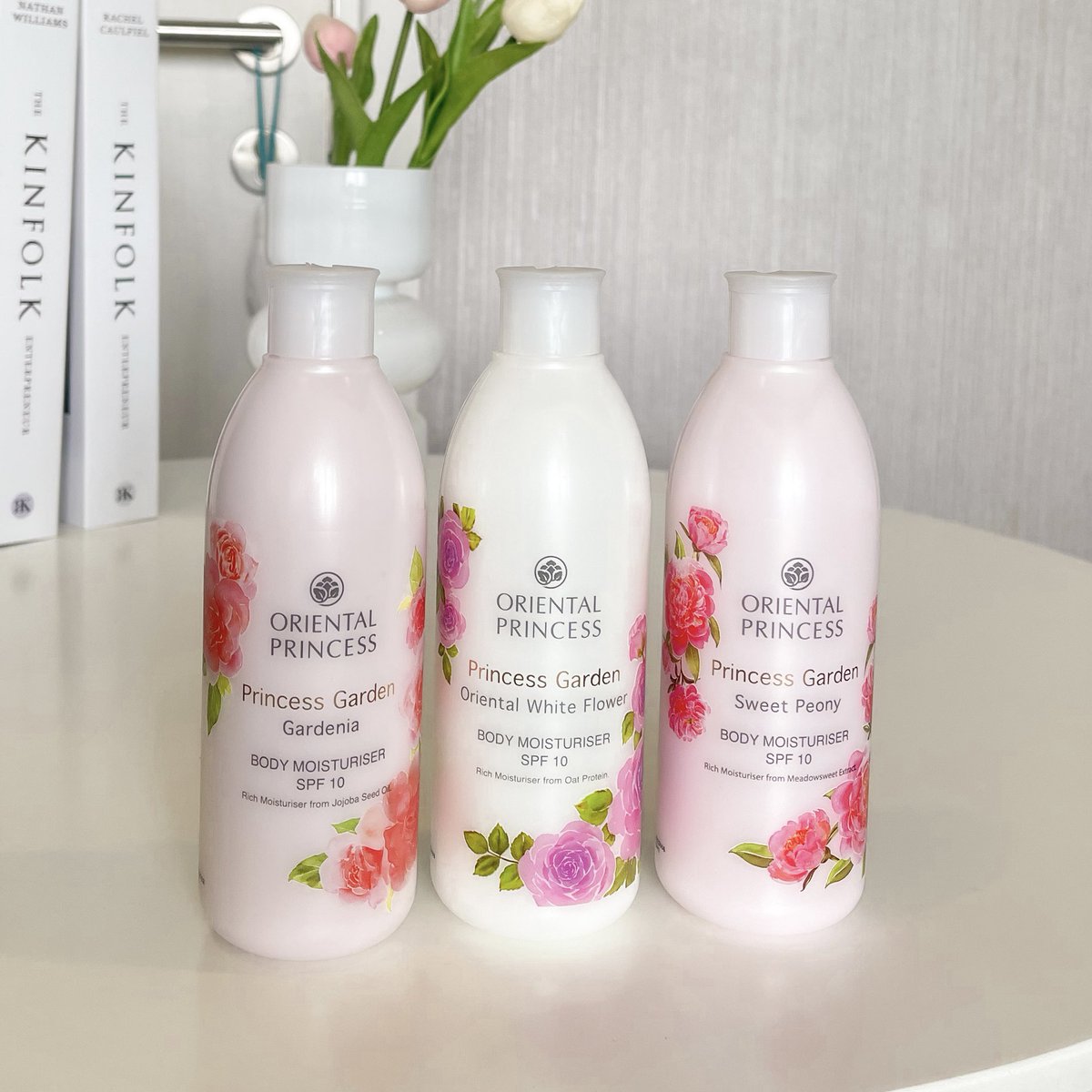 reviewstylegg's tweet photo. ขอมาแชร์โลชั่น 3 กลิ่นโปรด Oriental Princess ของเราที่ชอบมากๆ ผิวหอมแบบน่ากอดสุดๆ เดินแล้วเหมือนมีดอกไม้โปรยรอบตัว นอกจากความหอมแล้วชอบที่ทาไปแล้วผิวชุ่มชื้นตัวนุ่มมากๆ 🌸🌷💐 (ต่อ) https://t.co/idLJgqkn8q