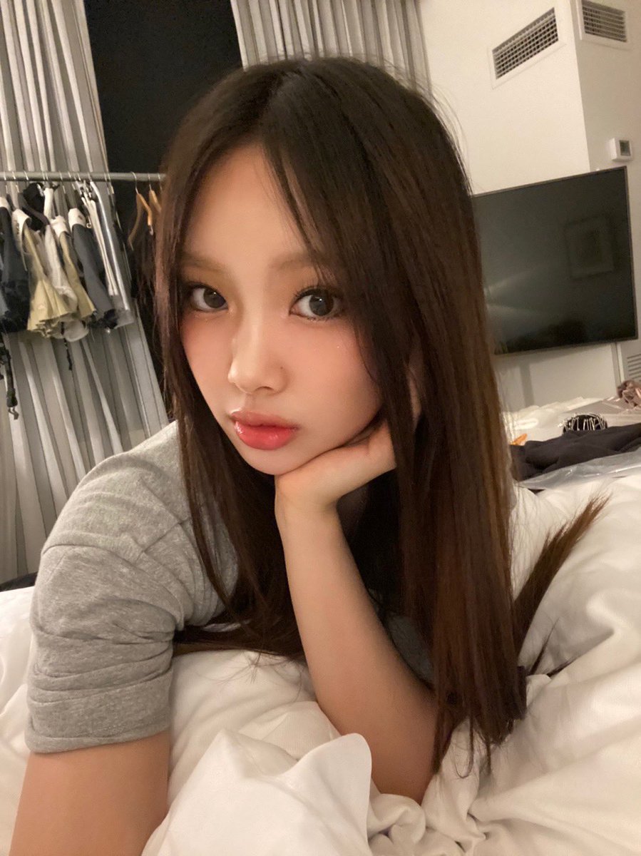DID HYEIN REALLY SPAM US WITH SELCAS SHE KNOWS WHAT HAPPENED IN TOKKIVILLE 😭