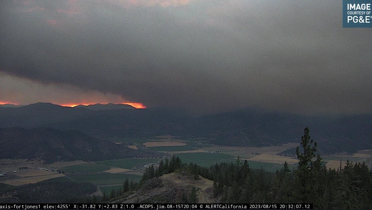 _ZacharyLarsen's tweet image. The #HeadFire is estimated at 1,000+ acres.

Hwy 96 and Scott River Road are CLOSED.

The @SiskiyouSheriff has also issued 11 more evacuation warnings as well. @KOBITV