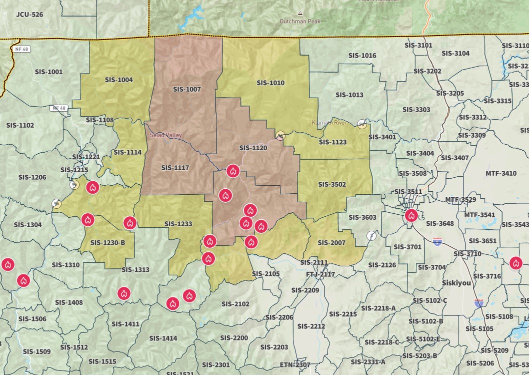 _ZacharyLarsen's tweet image. The #HeadFire is estimated at 1,000+ acres.

Hwy 96 and Scott River Road are CLOSED.

The @SiskiyouSheriff has also issued 11 more evacuation warnings as well. @KOBITV