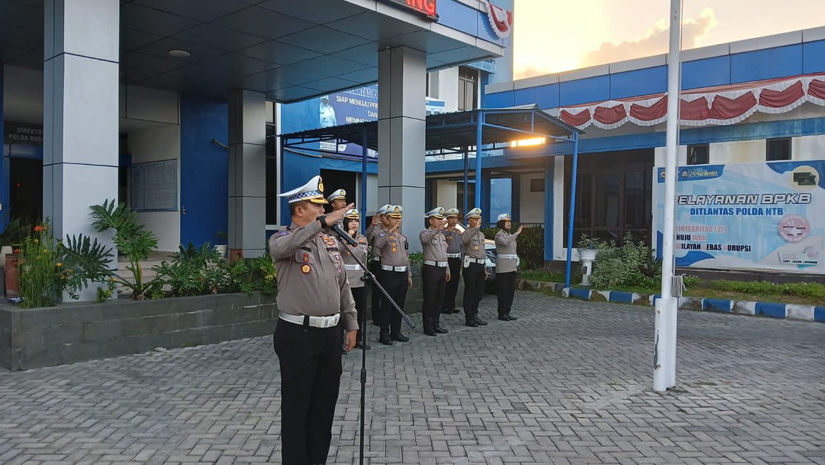 RTMCPoldaNTB's tweet photo. Wadirlantas Polda NTB AKBP Romadhoni Sutardjo S.I.K menjadi Pembina Apel Pagi Rabu 16, Agustus 2023 di Lapangan Kantor Ditlantas Polda NTB. Wadirlantas menyampaikan  arahan agar seluruh personil tentang kegiatan-kegiatan sampai dengan akhir tahun. 

#ditlantaspoldantb https://t.co/QVNDsjwNEp