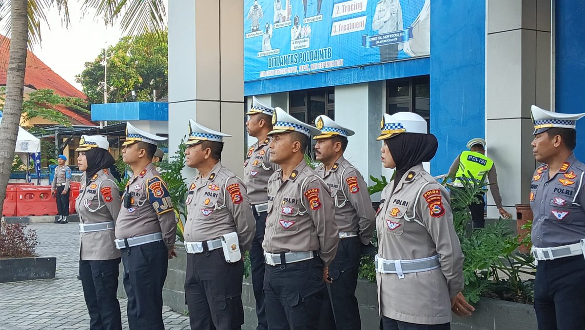 RTMCPoldaNTB's tweet photo. Wadirlantas Polda NTB AKBP Romadhoni Sutardjo S.I.K menjadi Pembina Apel Pagi Rabu 16, Agustus 2023 di Lapangan Kantor Ditlantas Polda NTB. Wadirlantas menyampaikan  arahan agar seluruh personil tentang kegiatan-kegiatan sampai dengan akhir tahun. 

#ditlantaspoldantb https://t.co/QVNDsjwNEp