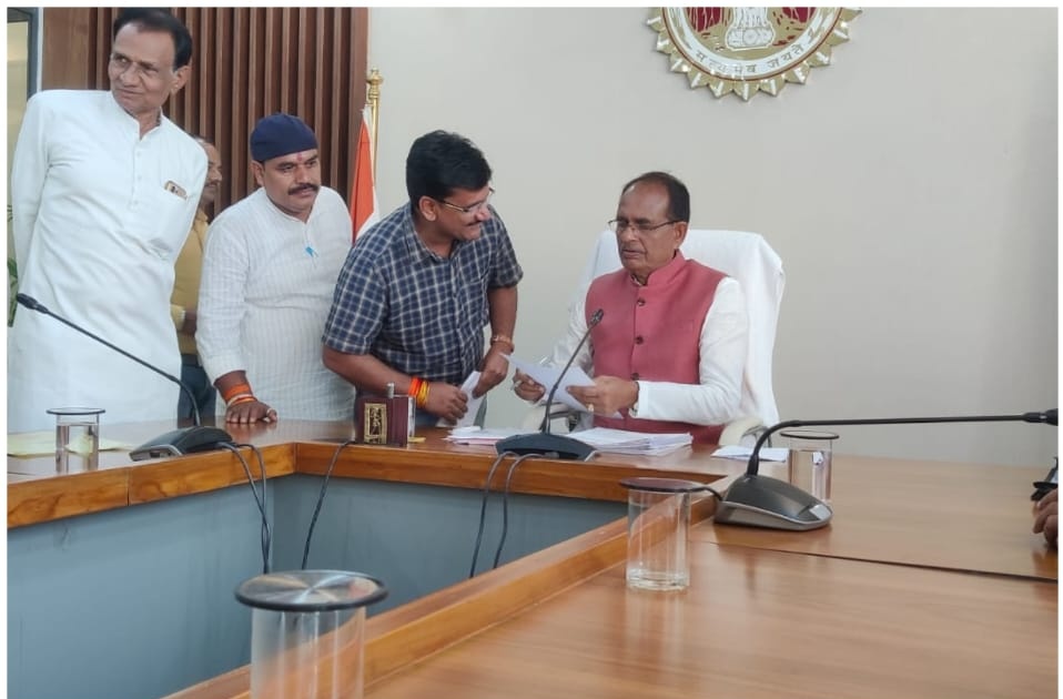 आपको क्या लगता है प्रदेश के लोकप्रिय मुख्यमंत्री <a href="/ChouhanShivraj/">Shivraj Singh Chouhan</a> जी #NHM में 100% वेतन के आदेश कब तक करवा देंगे।
1. 20 अगस्त
2. 25 अगस्त
3. 30 अगस्त
4. चुनाव के बाद 
#एनएचएम_आदेश_कब_तक 
<a href="/NHM_MP/">National Health Mission MadhyaPradesh</a>