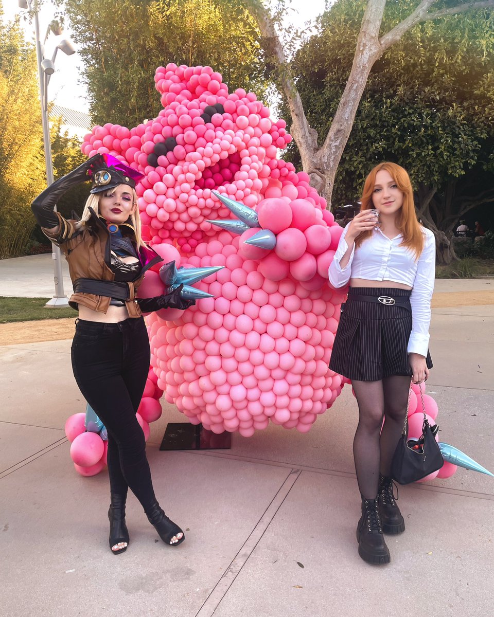 TerezaRozumkova's tweet photo. Reunited with mommy @LilG_Cosplay https://t.co/Ls1uFnh068