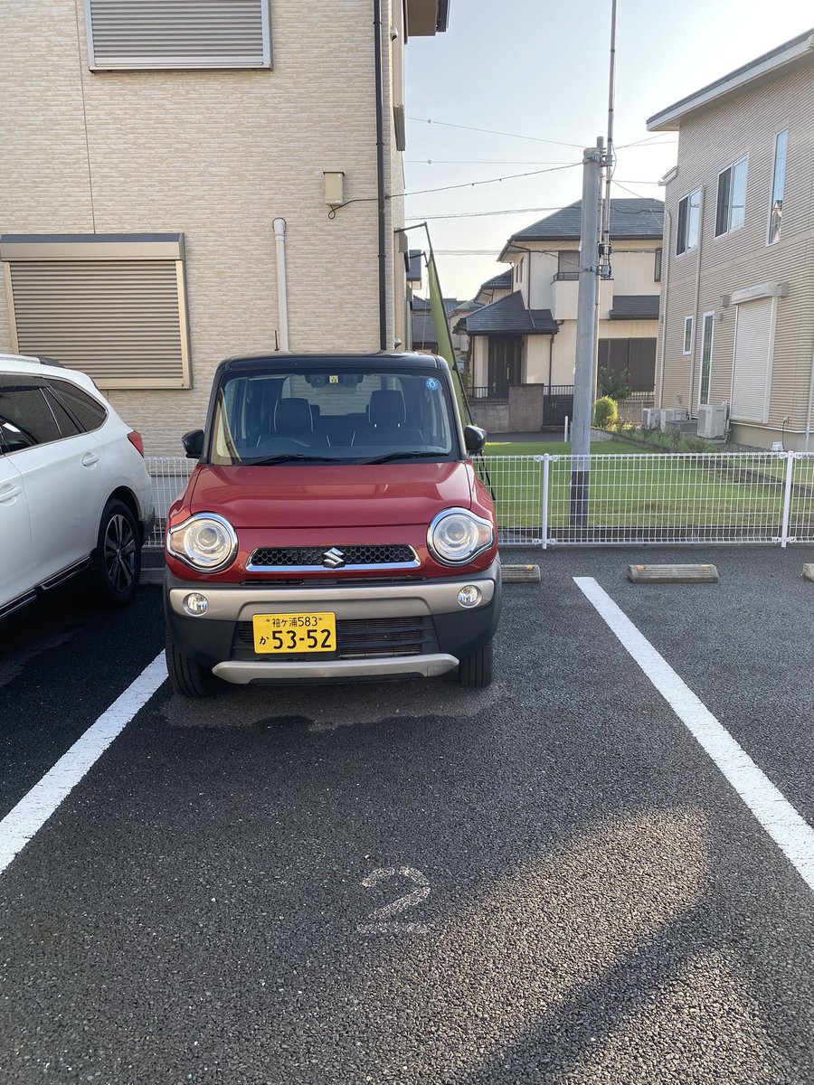 adjustgolf's tweet photo. この駐車はないわ。絶対酔っ払って帰ってきてる。ぶつけられそうで怖い https://t.co/J9TwtjcqiO